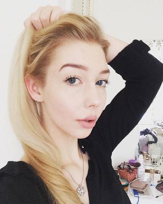 AVAILABLE: multilingual hostess in Marbella