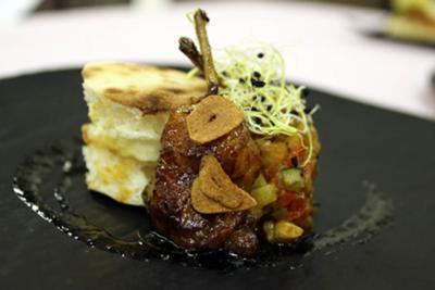 Quail leg with andalusian ratatouille in bread and fried egg