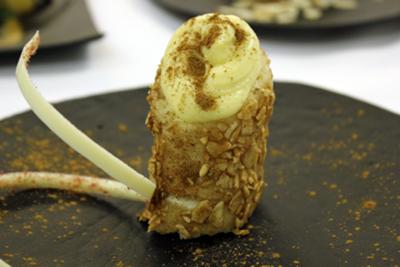 “Pionono” biscuit roll from granada with Catalonian cream