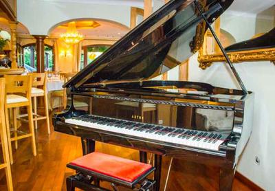 La Fontina Piano Bar