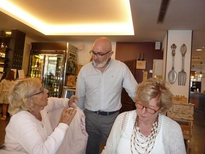 Dizzy reminiscing with owner Manola