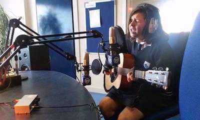 Amalia Estradas performs live on TRE breakfast show 'Wake Up with Hannah'
