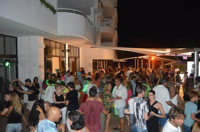 August, + 200 international people dancing together!