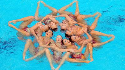sycronized swimmers