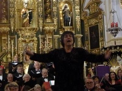 Annamaria Philipps leading the audience!