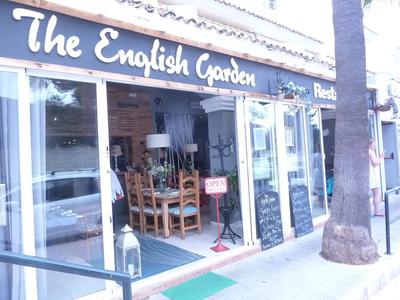 the approach to Tha English Garden